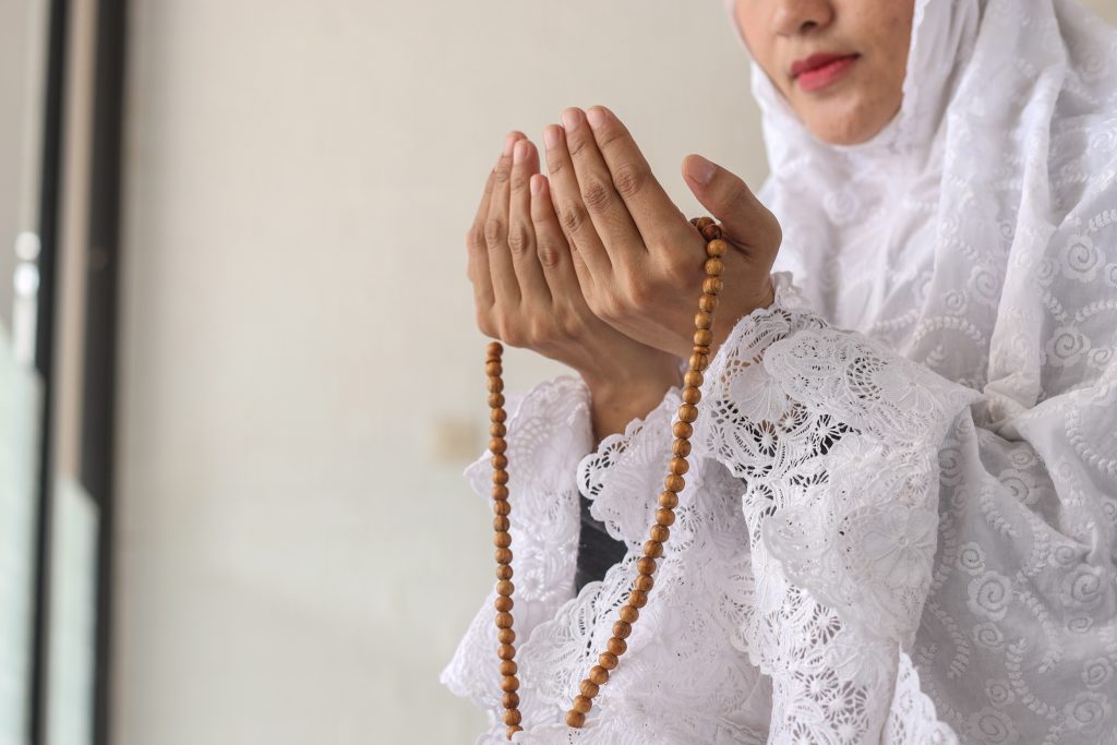 women in ihram performing namaz